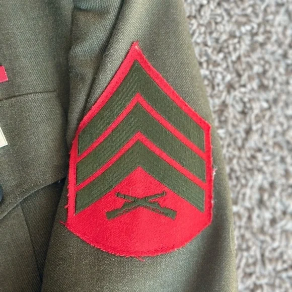 Olive green with red patches vintage military 
rifle marksman coat with belt. - Picture 2 of 7